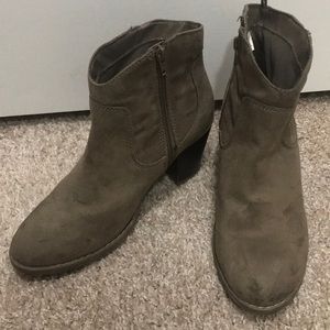 Old Navy women’s 10 ankle boots